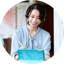 写真：ヘッドセットを付けて誰かと話している様子のアジア人女性