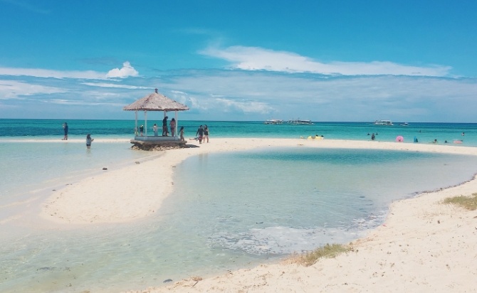 写真：白い砂浜のビーチ