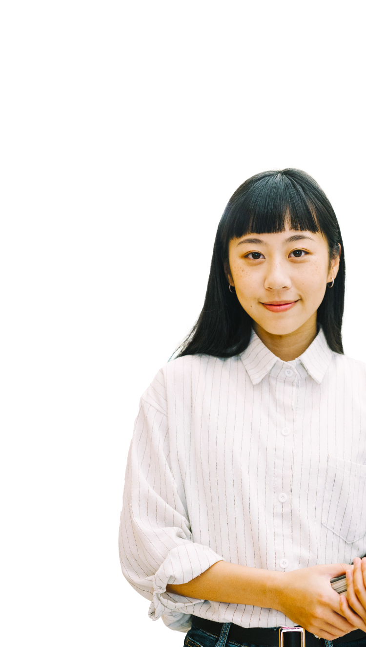写真：白いストライプのシャツを着た、本を抱えた笑顔のアジア人女性学生。黒髪のストレートヘアにぱっつん前髪