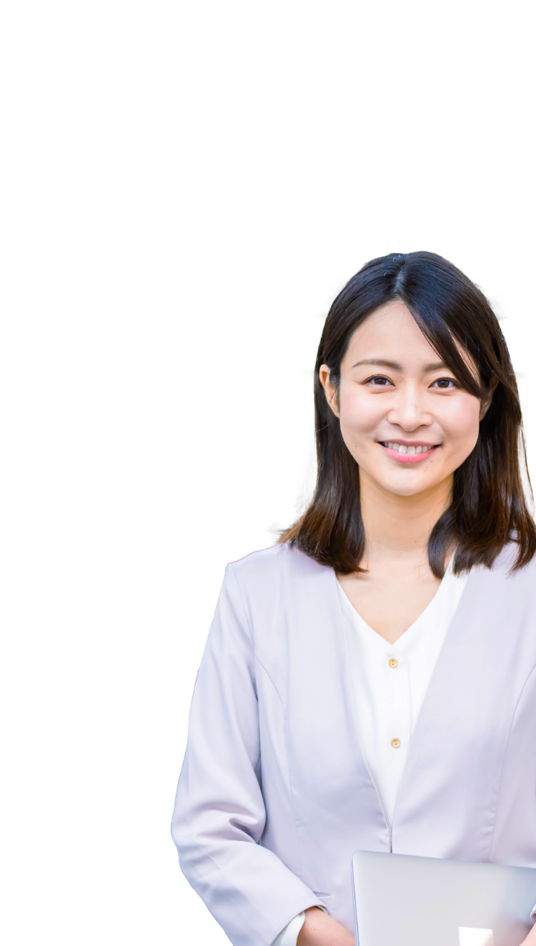 写真：ノートパソコンを持って微笑むビジネスウーマン。薄紫のジャケットを着ている。